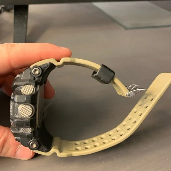 I attempted to replace the batteries. the watch is not water proof anymore. - Picture 3 of 5